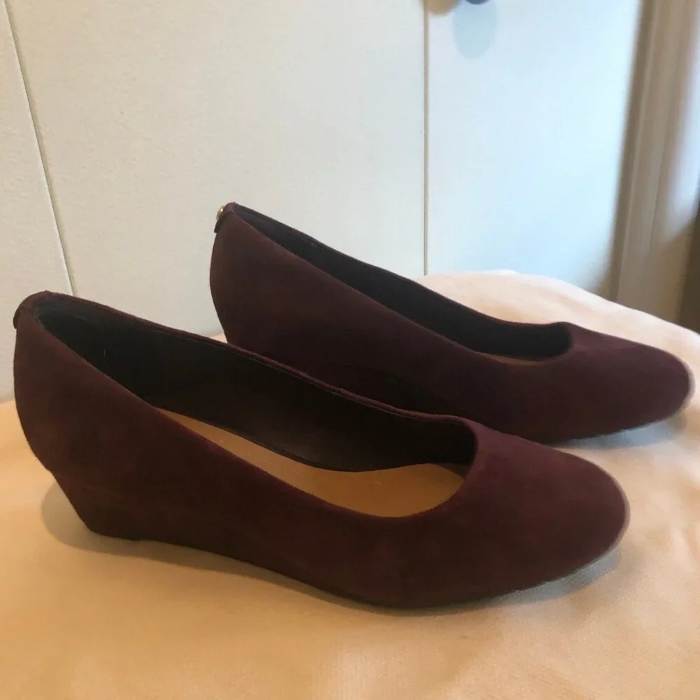 NEW (NWOT) Clarks Artisan burgundy suede Vendra Bloom Wedges sz 8W